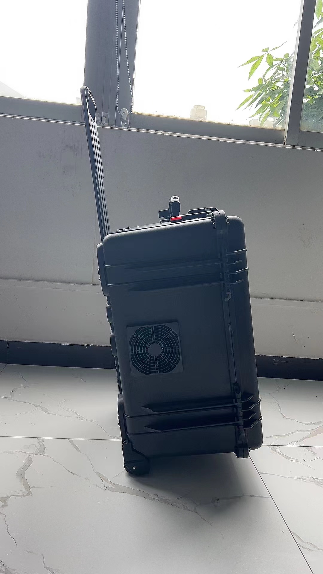 勃利手拉箱型移动通信干扰器